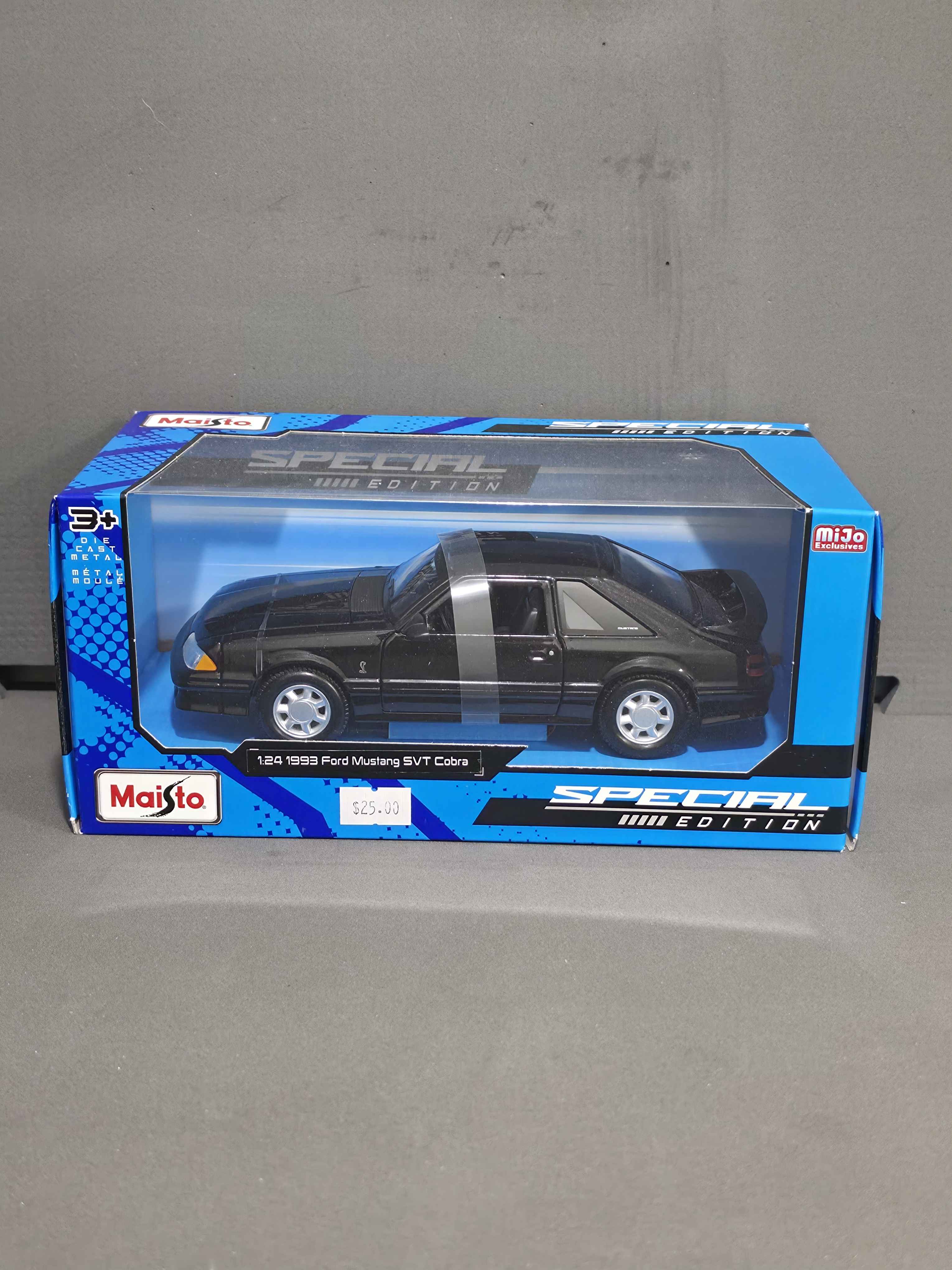 Maisto 1993 Ford Mustang SVT Cobra (Black)